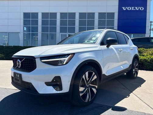 Crystal White Metallic 2023 Volvo XC40 B5 Plus Dark Theme