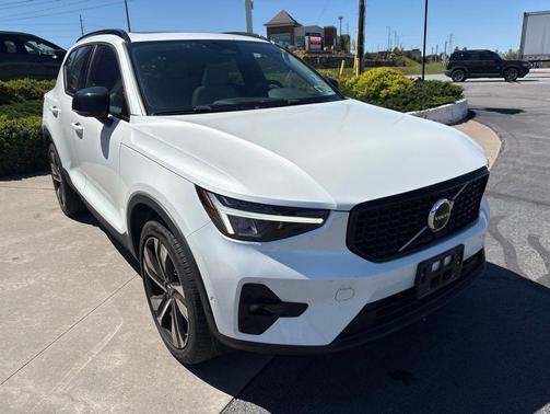 Crystal White Metallic 2023 Volvo XC40 B5 Plus Dark Theme