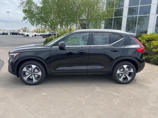 2025 Volvo XC40 B5 Plus Bright Theme