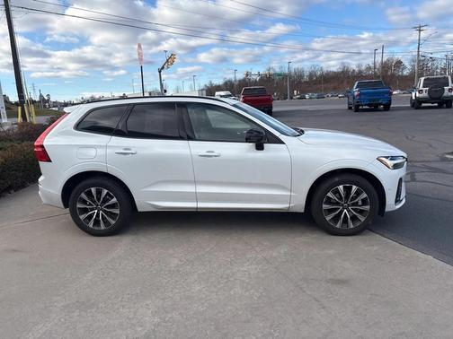 2025 Volvo XC60 B5 Plus