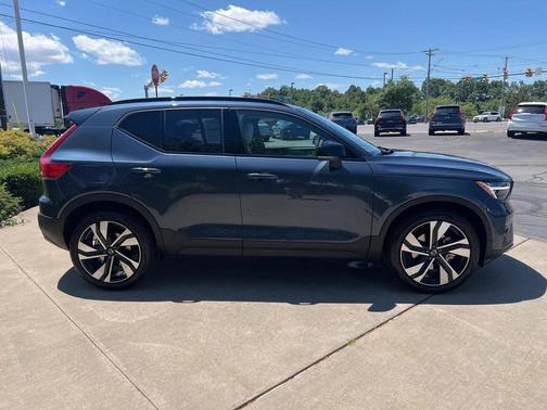 2026 Volvo XC40 Ultra, B5 AWD Gas (mild hybrid), Dark