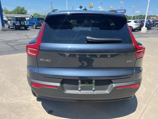 2026 Volvo XC40 Ultra, B5 AWD Gas (mild hybrid), Dark