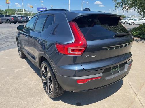 2026 Volvo XC40 Ultra, B5 AWD Gas (mild hybrid), Dark
