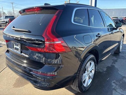 2022 Volvo XC60 B5 Momentum