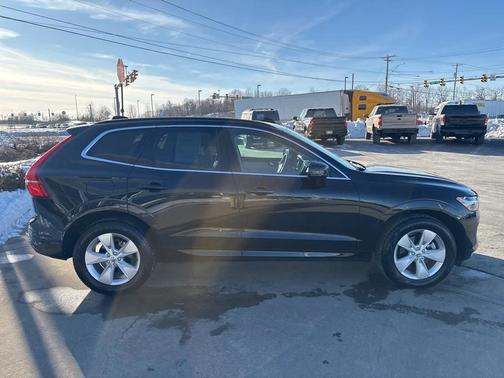 2022 Volvo XC60 B5 Momentum