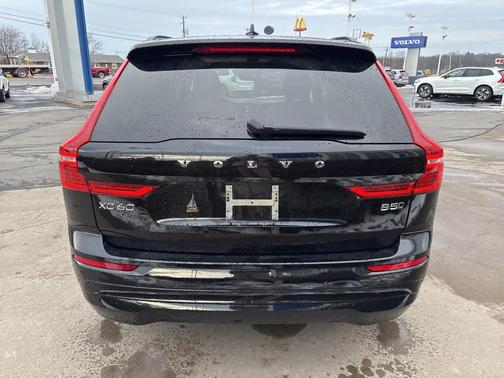 2022 Volvo XC60 B5 Momentum