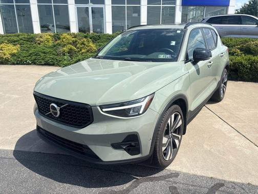 Sage Green Metallic 2024 Volvo XC40 B5 Plus Dark Theme