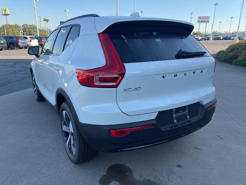 2026 Volvo XC40 B5 Plus