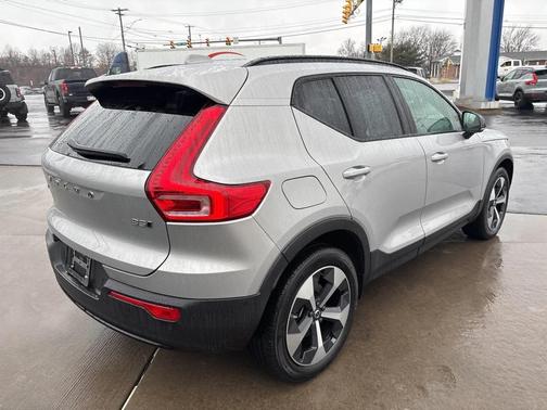 2023 Volvo XC40 B5 Plus Dark Theme