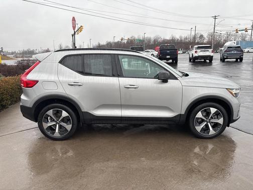 2023 Volvo XC40 B5 Plus Dark Theme