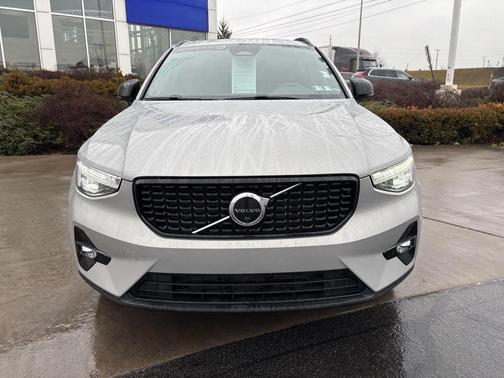 2023 Volvo XC40 B5 Plus Dark Theme