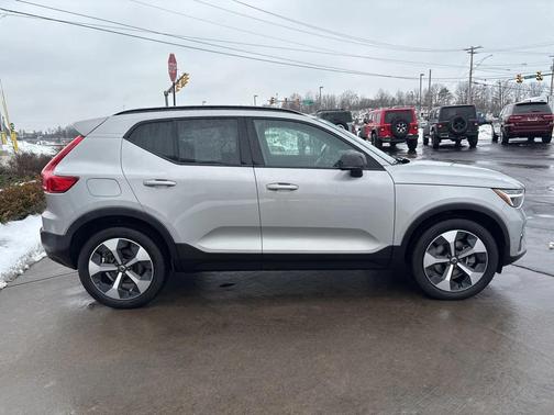 2023 Volvo XC40 B5 Plus Dark Theme