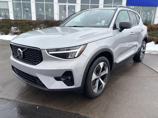 2023 Volvo XC40 B5 Plus Dark Theme
