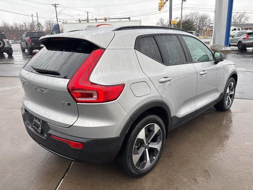 2023 Volvo XC40 B5 Plus Dark Theme