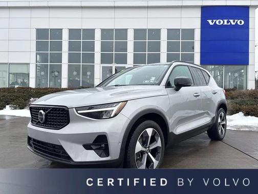 2023 Volvo XC40 B5 Plus Dark Theme