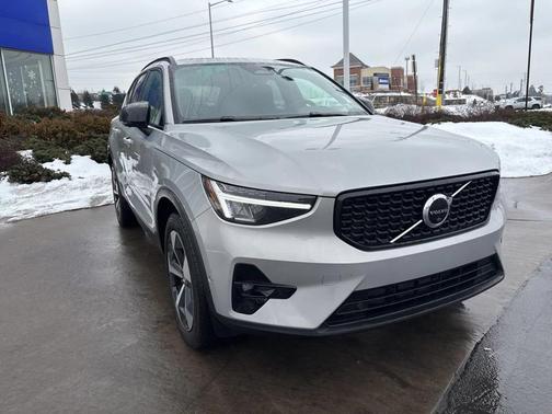 2023 Volvo XC40 B5 Plus Dark Theme