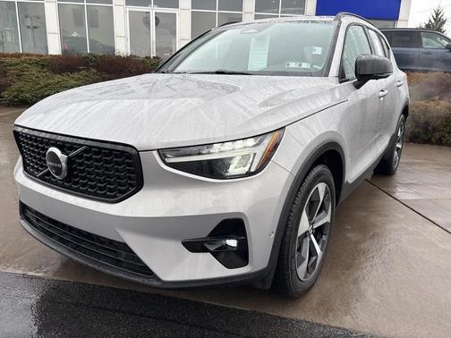 2023 Volvo XC40 B5 Plus Dark Theme