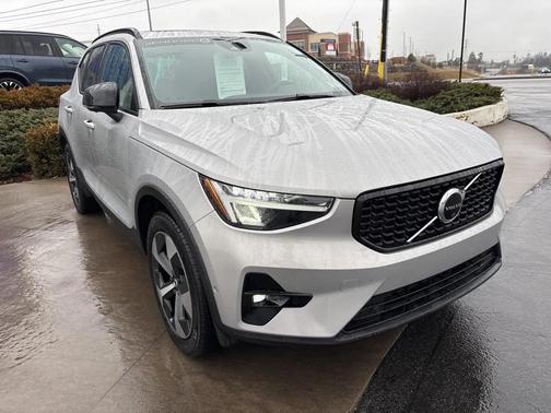 2023 Volvo XC40 B5 Plus Dark Theme