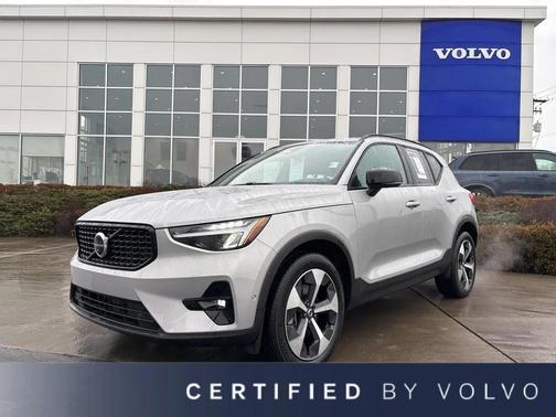 2023 Volvo XC40 B5 Plus Dark Theme