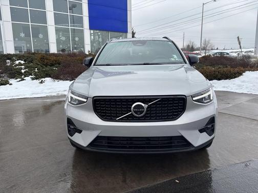 2023 Volvo XC40 B5 Plus Dark Theme