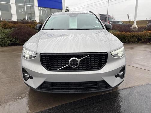 2023 Volvo XC40 B5 Plus Dark Theme