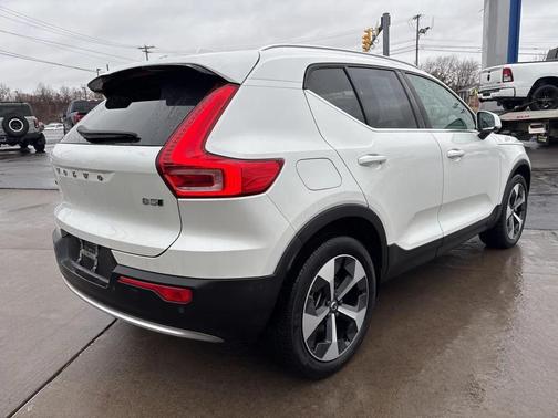 2024 Volvo XC40 B5 Plus Bright Theme
