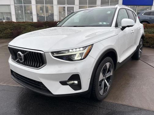 2024 Volvo XC40 B5 Plus Bright Theme