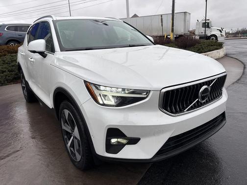2024 Volvo XC40 B5 Plus Bright Theme