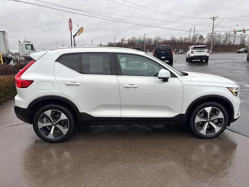 2024 Volvo XC40 B5 Plus Bright Theme