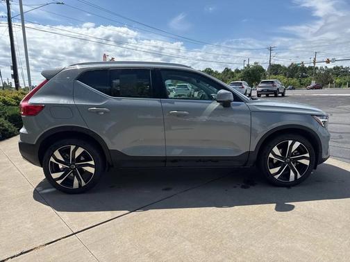 2025 Volvo XC40 B5 Plus Bright Theme