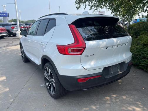 2025 Volvo XC40 B5 Plus Dark Theme