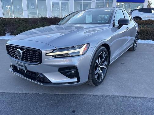 2024 Volvo S60 B5 Plus Dark Theme