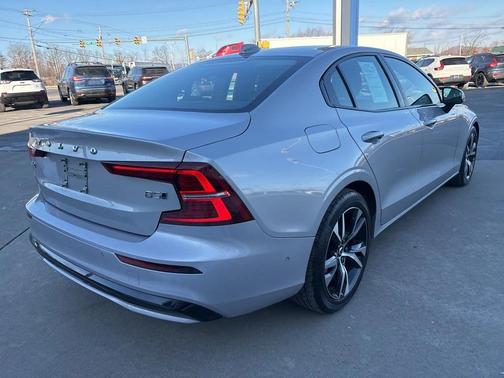 2024 Volvo S60 B5 Plus Dark Theme