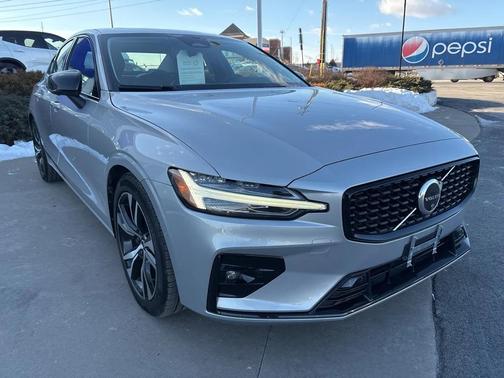 2024 Volvo S60 B5 Plus Dark Theme