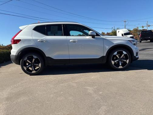 2022 Volvo XC40 T5 Momentum