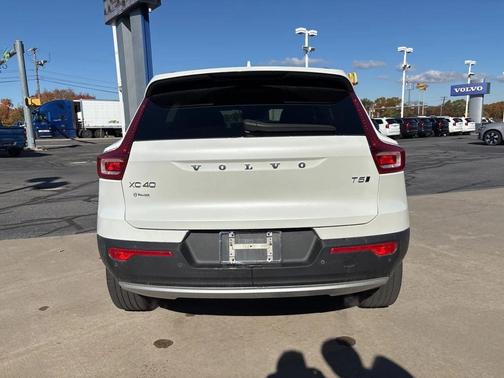 2022 Volvo XC40 T5 Momentum