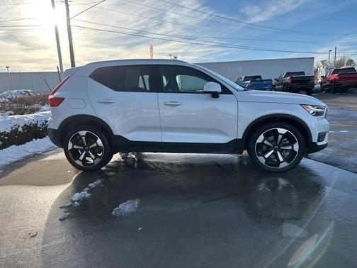 2022 Volvo XC40 T5 Momentum