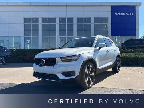 2022 Volvo XC40 T5 Momentum