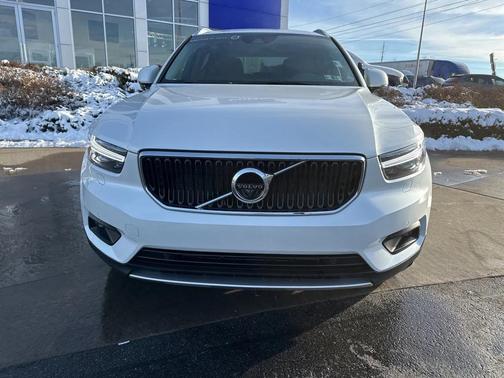 2022 Volvo XC40 T5 Momentum