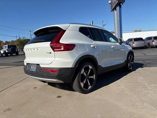 2022 Volvo XC40 T5 Momentum