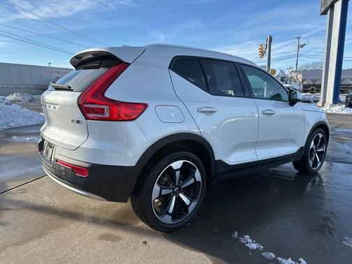 2022 Volvo XC40 T5 Momentum