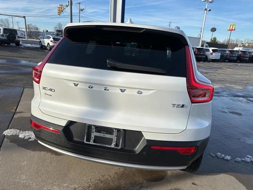 2022 Volvo XC40 T5 Momentum
