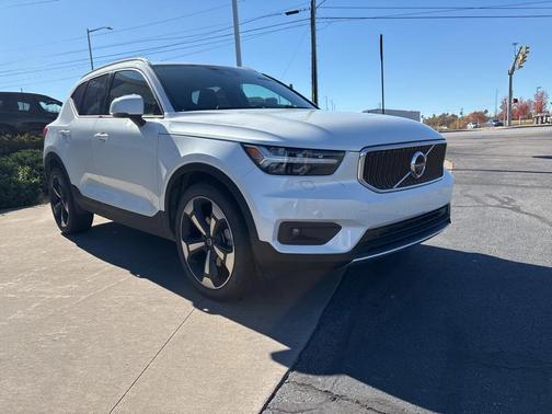 2022 Volvo XC40 T5 Momentum