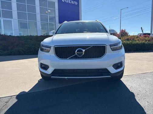 2022 Volvo XC40 T5 Momentum