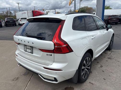 Crystal White Metallic 2024 Volvo XC60 B5 Core Dark Theme