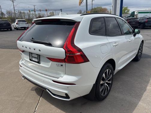 Crystal White Metallic 2024 Volvo XC60 B5 Core Dark Theme