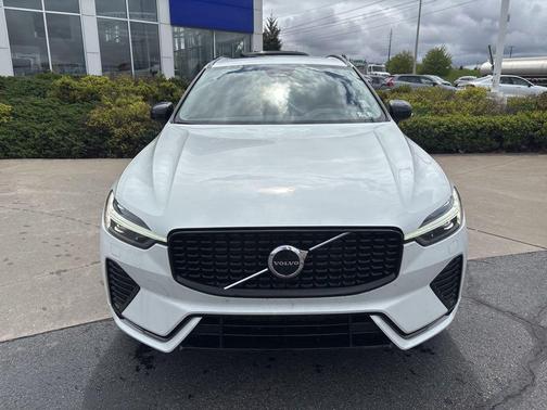 Crystal White Metallic 2024 Volvo XC60 B5 Core Dark Theme