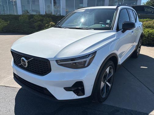 Crystal White 2026 Volvo XC40 Plus, B5 AWD Gas (mild hybrid), Dark