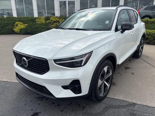 2026 Volvo XC40 Plus, B5 AWD Gas (mild hybrid), Dark