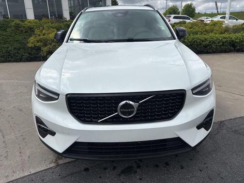 2026 Volvo XC40 Plus, B5 AWD Gas (mild hybrid), Dark